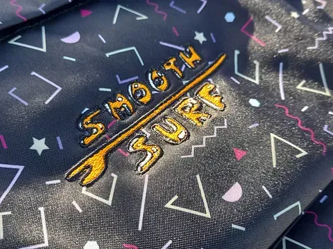 Un primer plano de una camiseta que dice