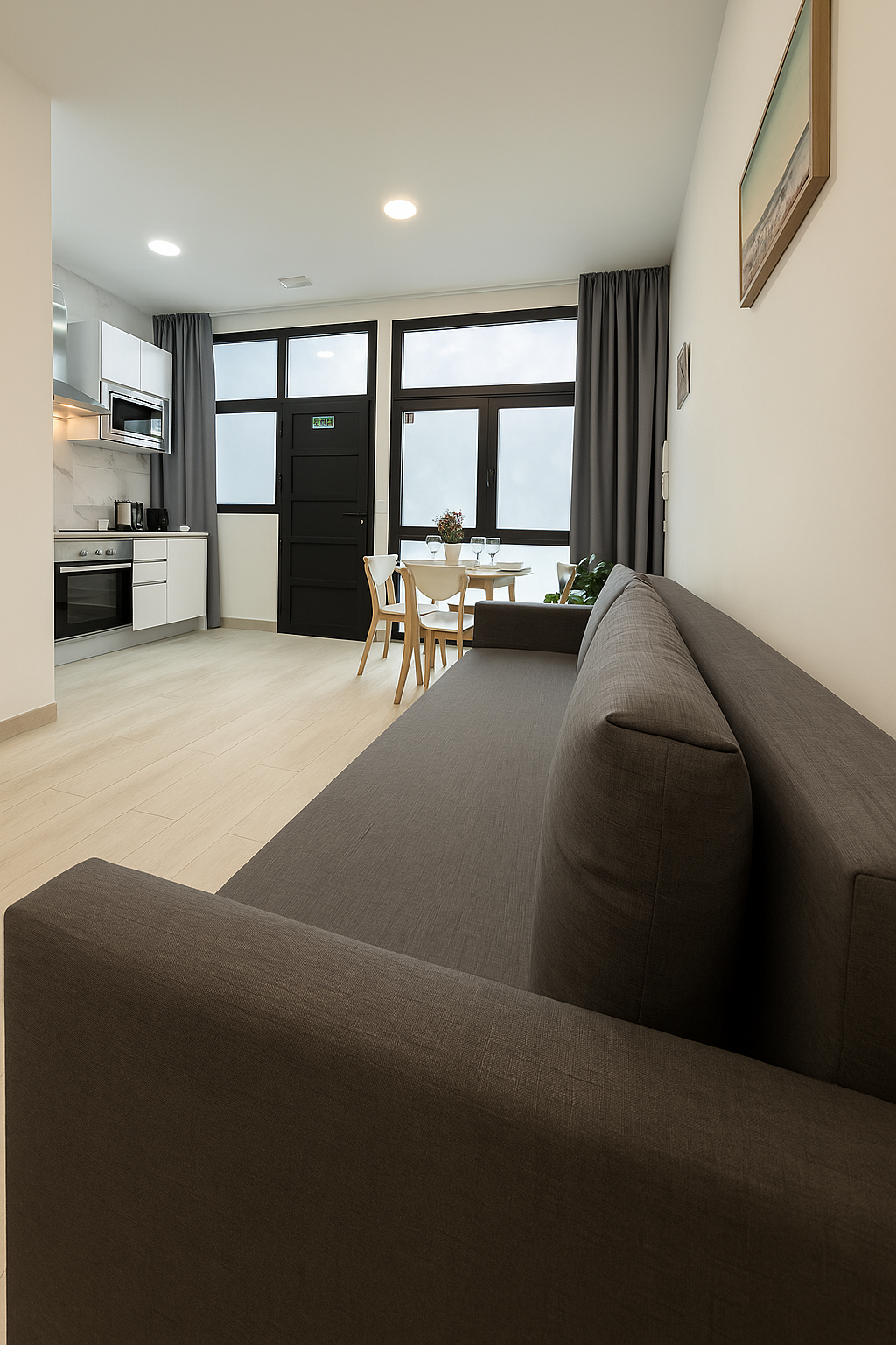 Salón amplio con sofá cama y televisión en los Apartamentos Ciudad de las Artes en Valencia