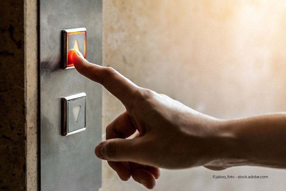 Gottschalk & Michaelis GmbH – Person drückt auf den Rufknopf für einen Aufzug