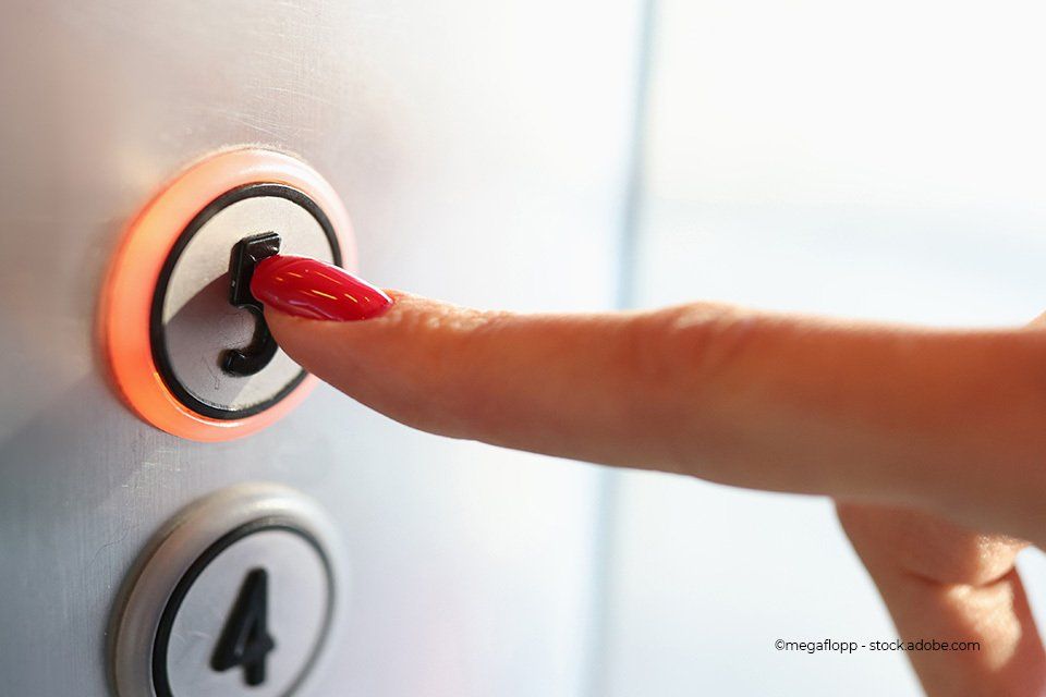 Gottschalk & Michaelis GmbH – Person drückt auf den Rufknopf für einen Aufzug