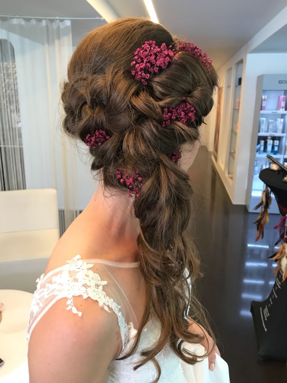 Brautfrisur mit rotem Schmuck