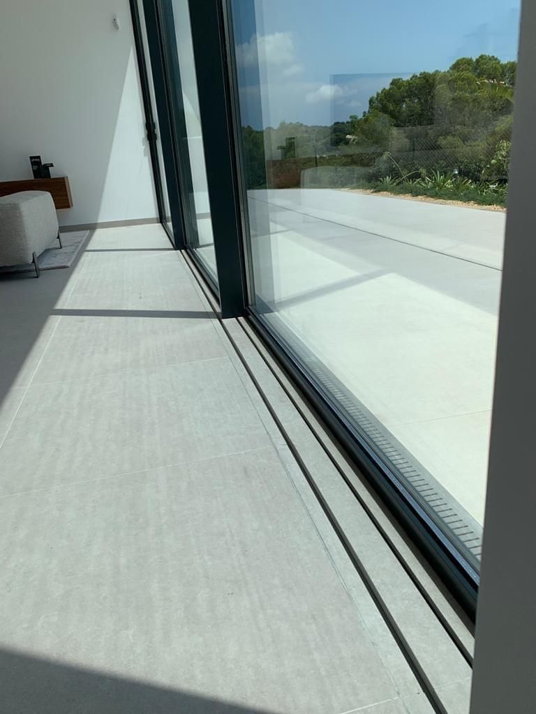 Una ventana grande con una puerta corrediza de vidrio en una habitación.