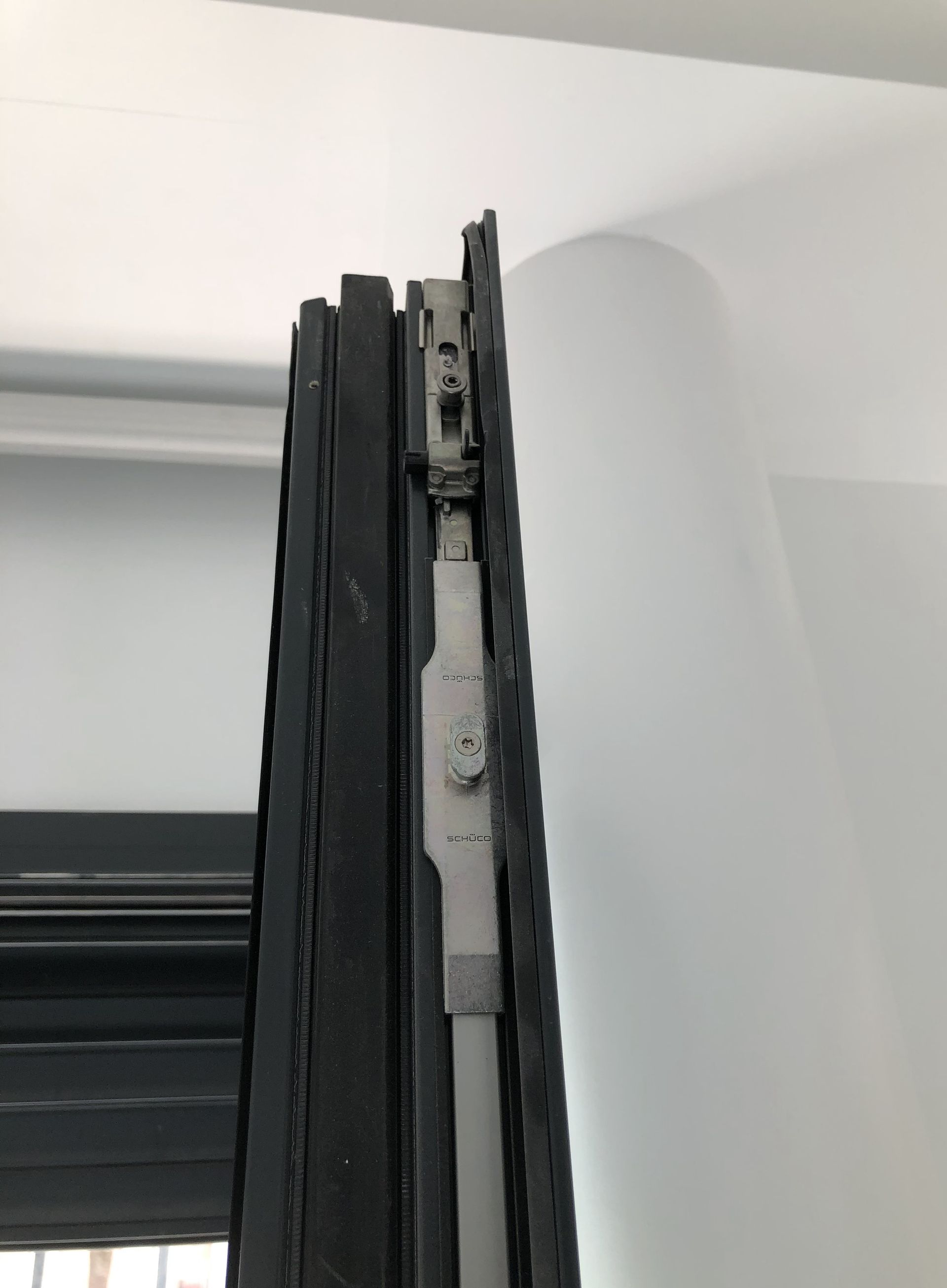 Un primer plano de una ventana con un tornillo en ella.