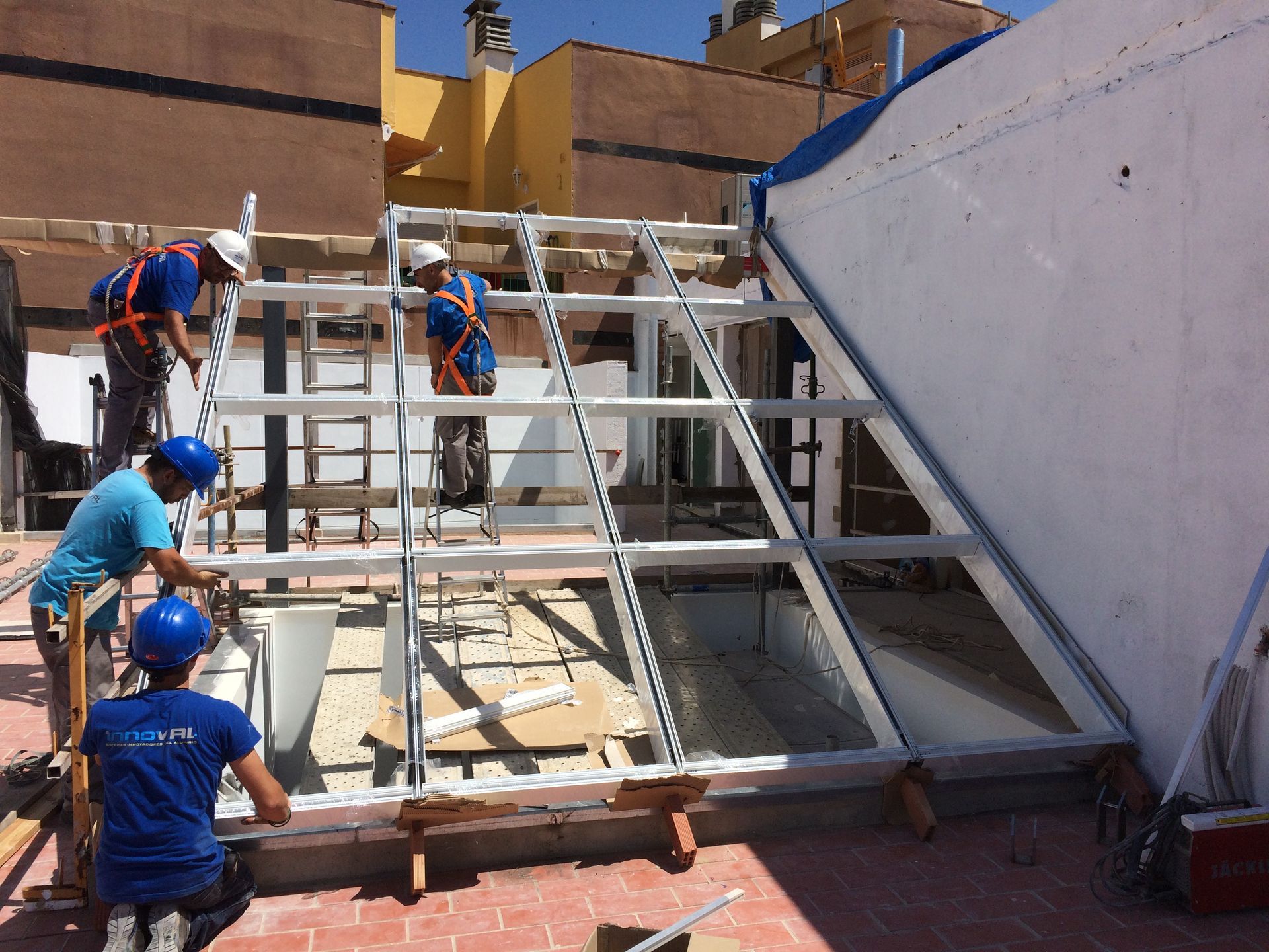 Un grupo de trabajadores de la construcción está trabajando en un edificio.