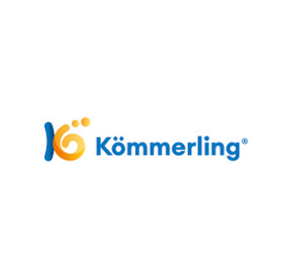 Un logotipo azul y naranja para kommering sobre un fondo blanco