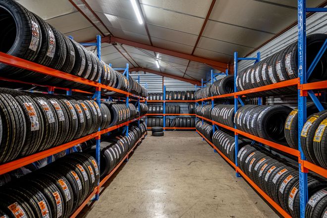 Pneus empilés les uns sur les autres