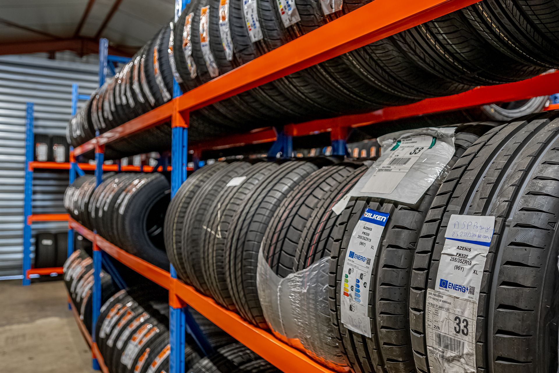 Pneus stockés dans un entrepôt 