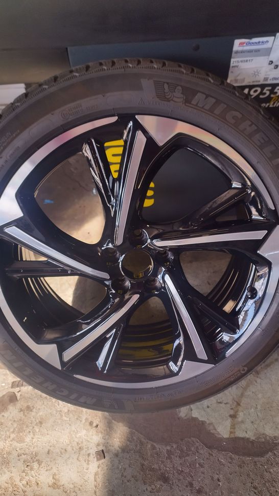 Vue de près d'une jante de voiture noire