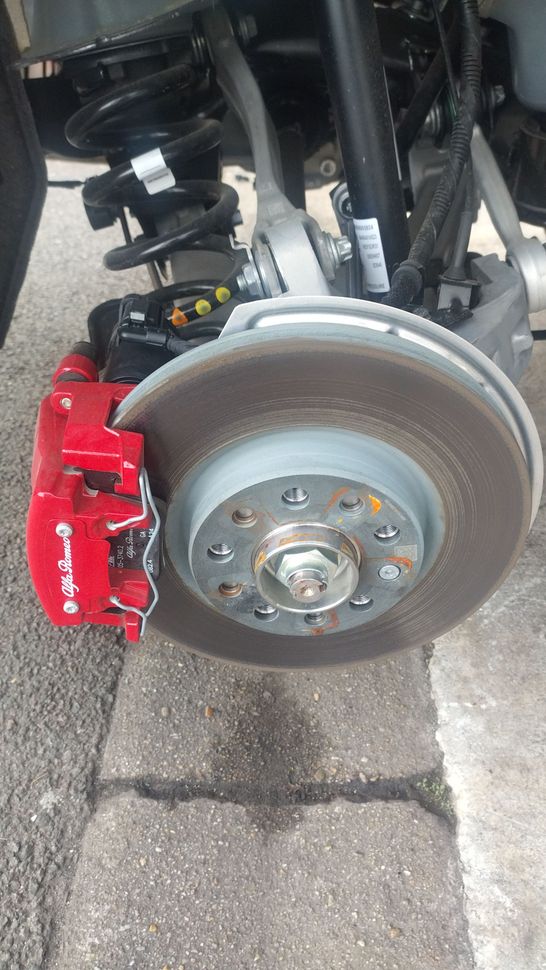 Boulonneuse à choc tenue par un mécanicien 