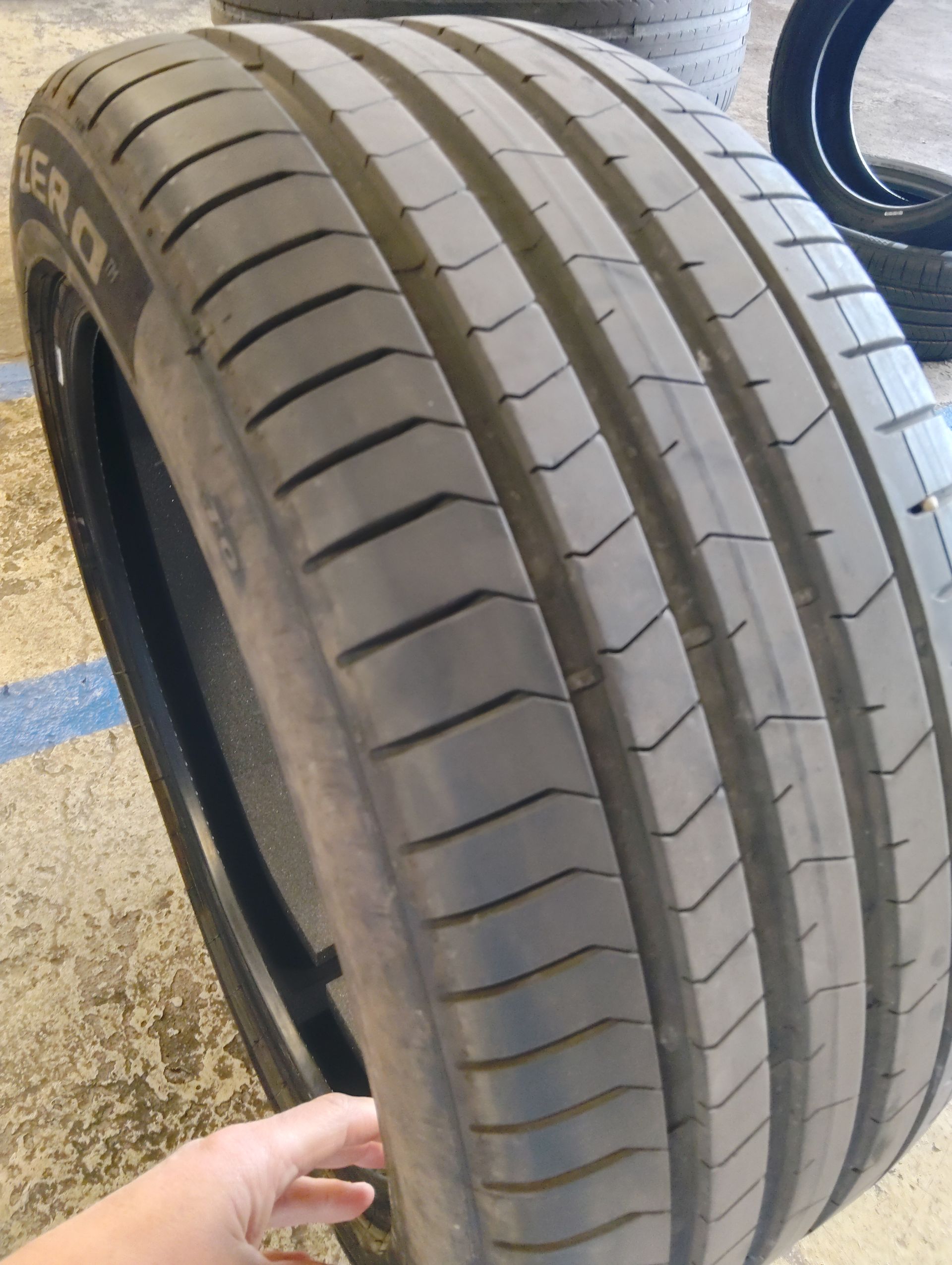 Pneu comportant une jante en aluminium