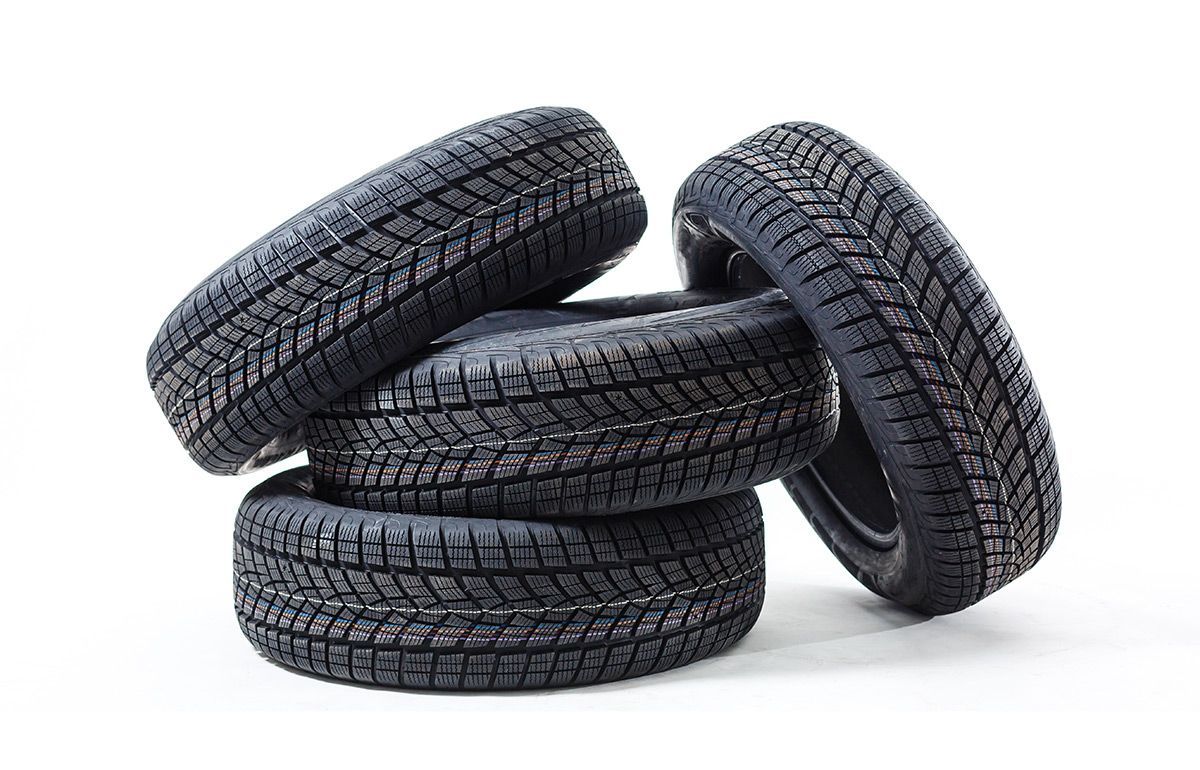 Lot de pneus entreposés au sol