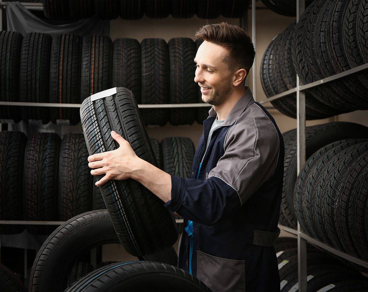 Homme portant un pneu