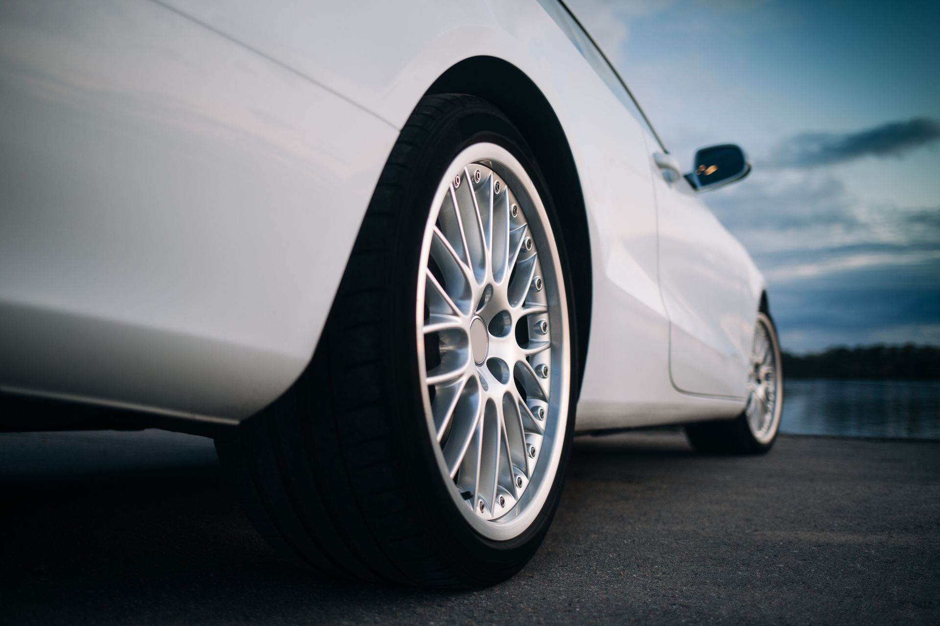 Vue en contreplongée d'une voiture avec zoom sur la roue