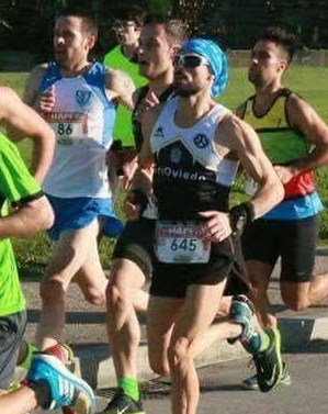 Corredores en una carrera, con ropa deportiva. 