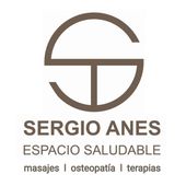 Logotipo para Sergio Anes, espacio de salud, con una "SA" estilizada dentro de un c&iacute;rculo y texto debajo.