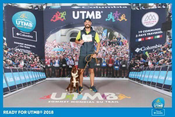 Dorsales de carrera enmarcados, expuestos en un estante de madera empotrado. Números visibles: 902, 4680, 204, 439 y 398.
