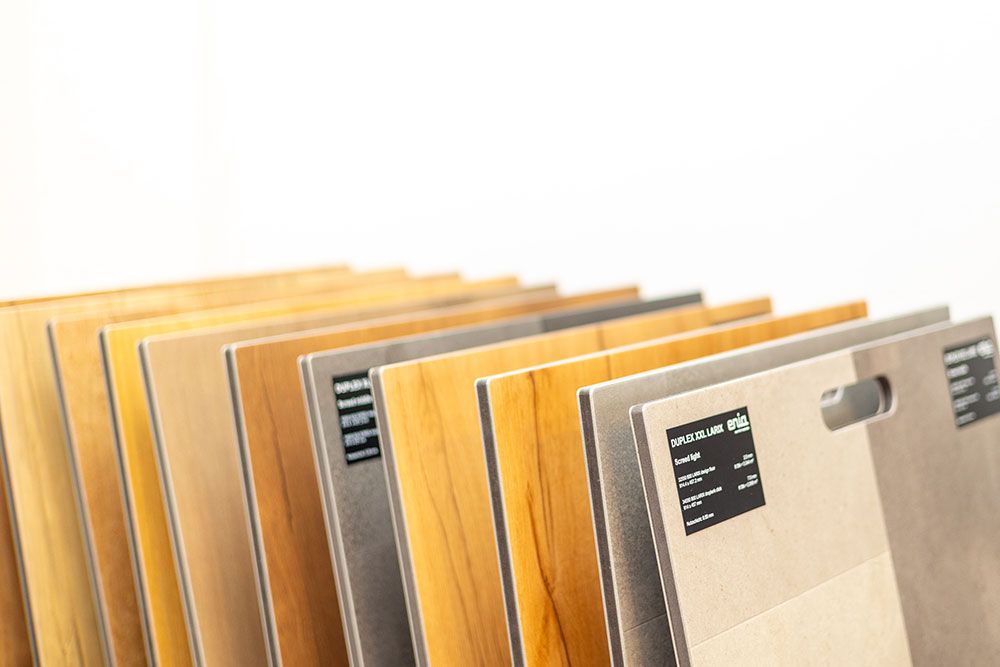 Es sind viele verschiedene Holz- und Fliesenarten zu sehen.