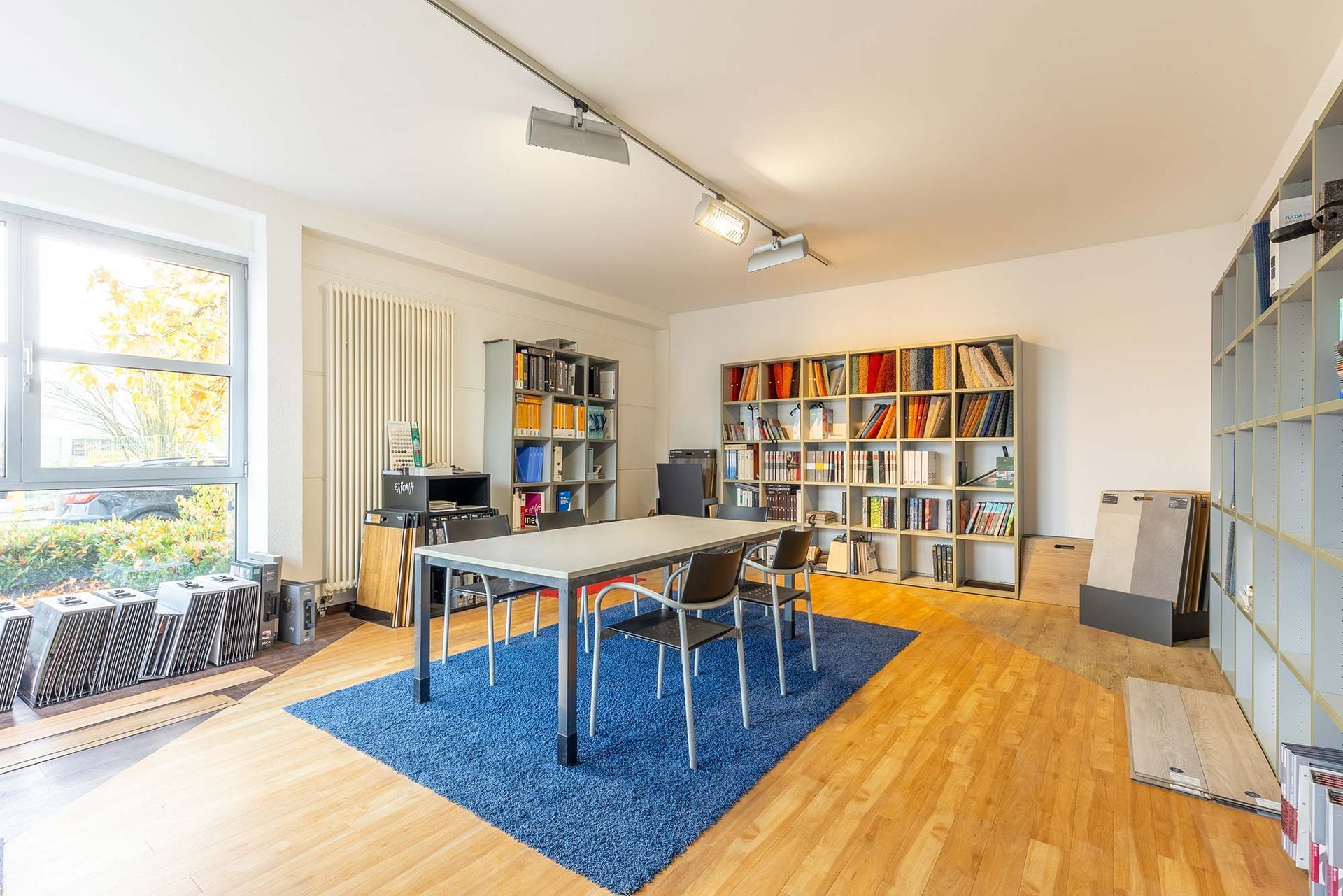 In der Mitte des Raumes stehen ein Tisch und Stühle.