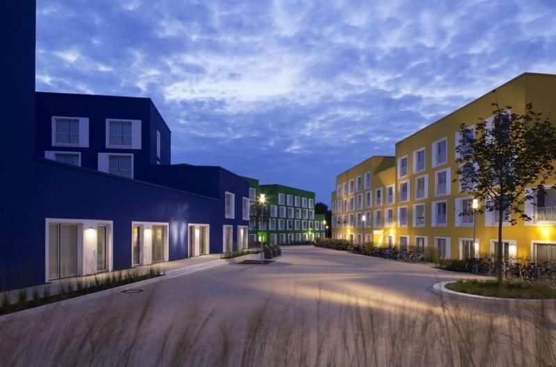 Eine reihe von gebäuden steht nachts in einer reihe