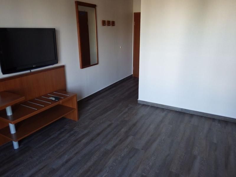 Ein Hotelzimmer mit einem Flachbildfernseher an der Wand