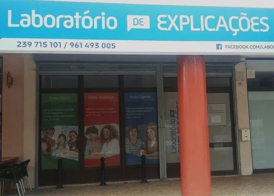 Um edifício com uma placa que diz laboratório de explicações