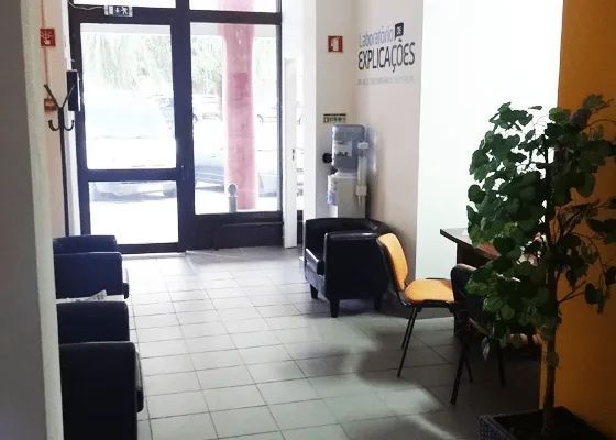 Uma sala de espera com uma placa na parede que diz educacies