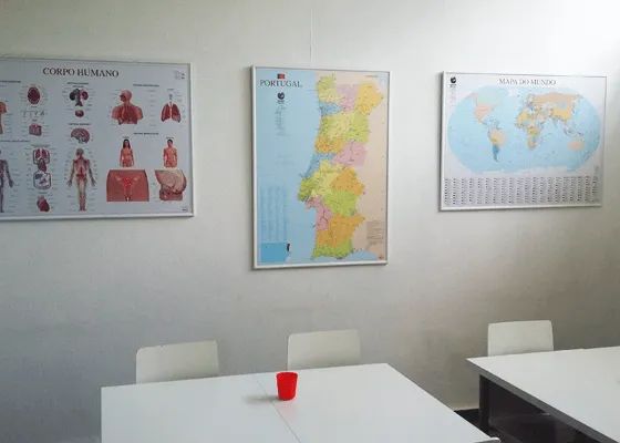 Uma sala de aula com um mapa de portugal na parede