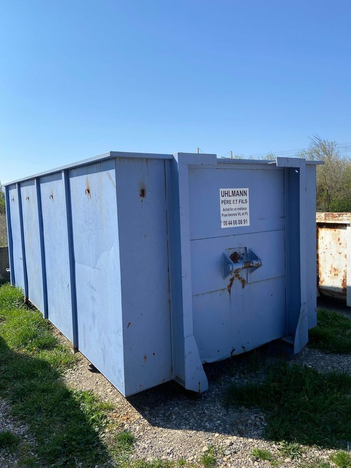 Benne de collecte de déchet bleue