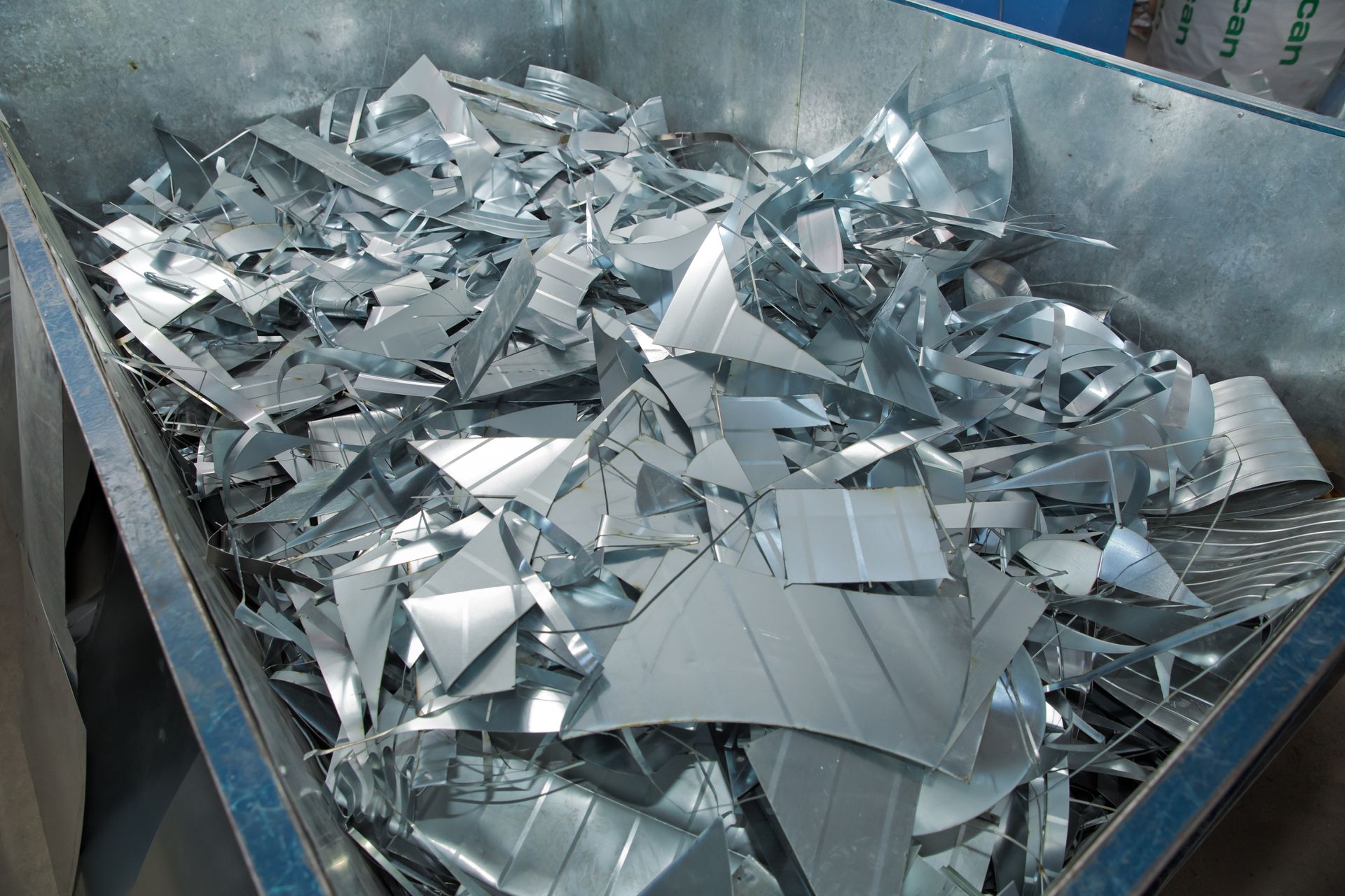 Caisse pleine de morceaux de plaques de zinc
