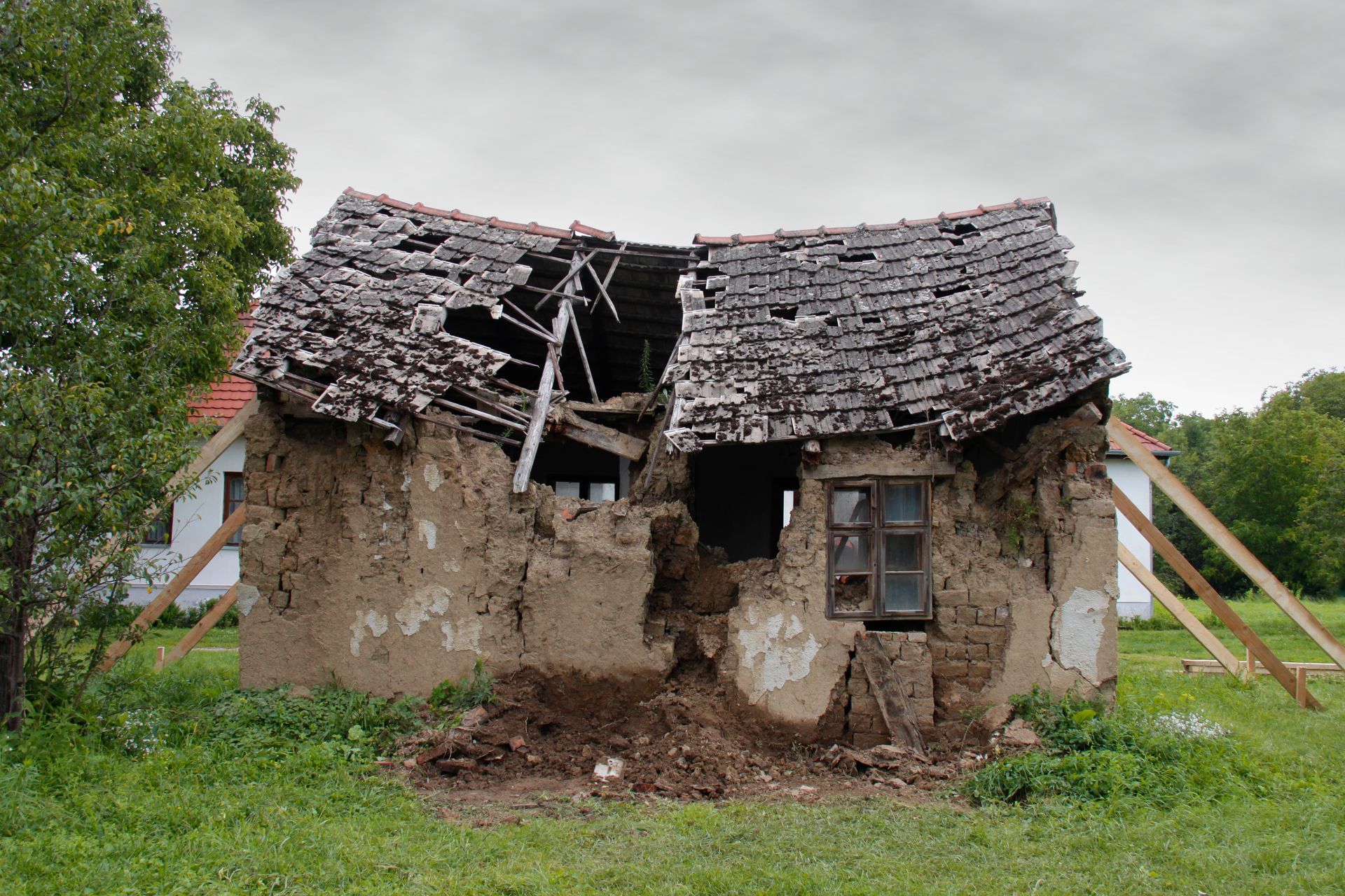 Cabane en ruine à démolir