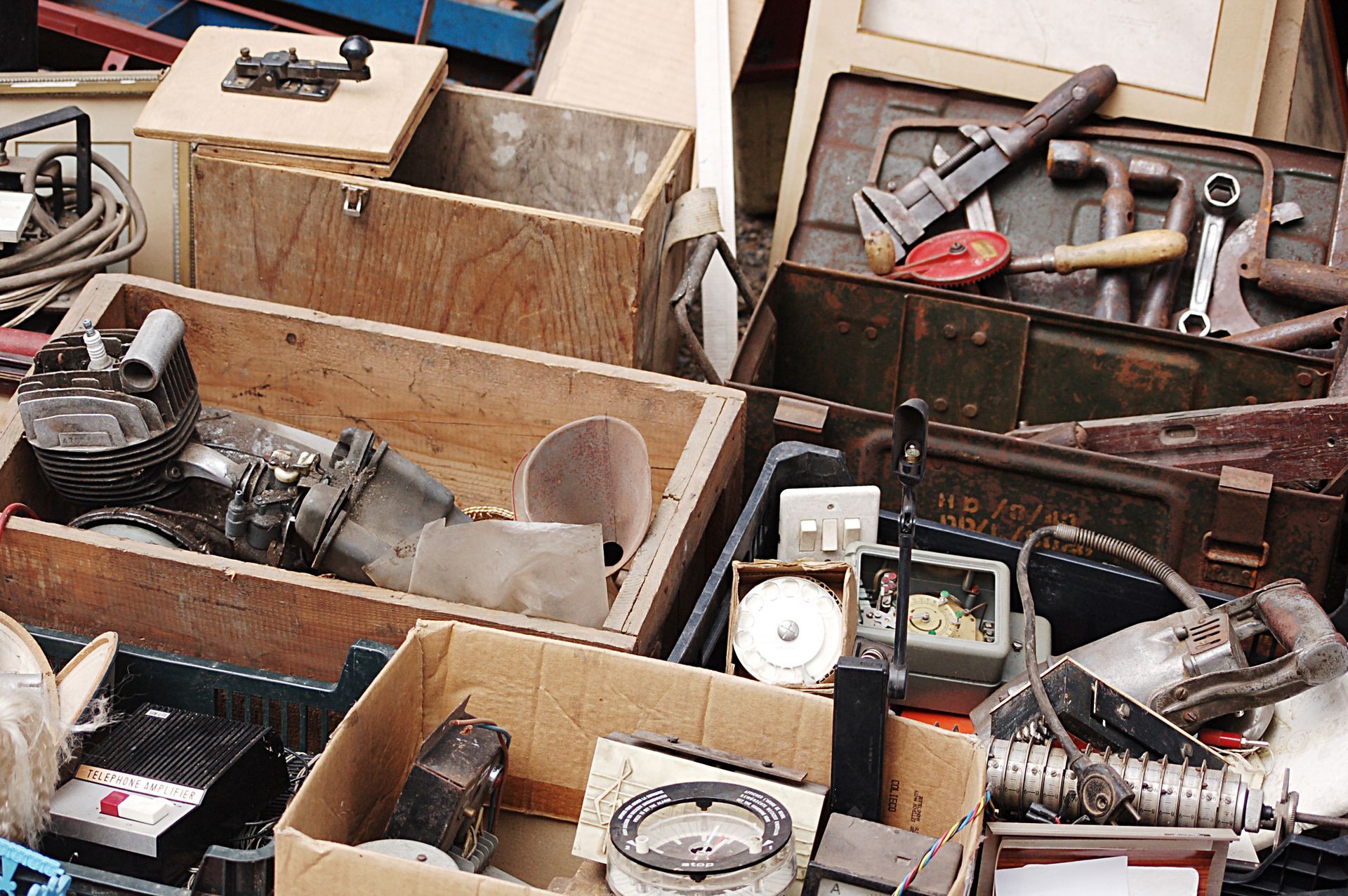 Objets en vrac dans un débarras