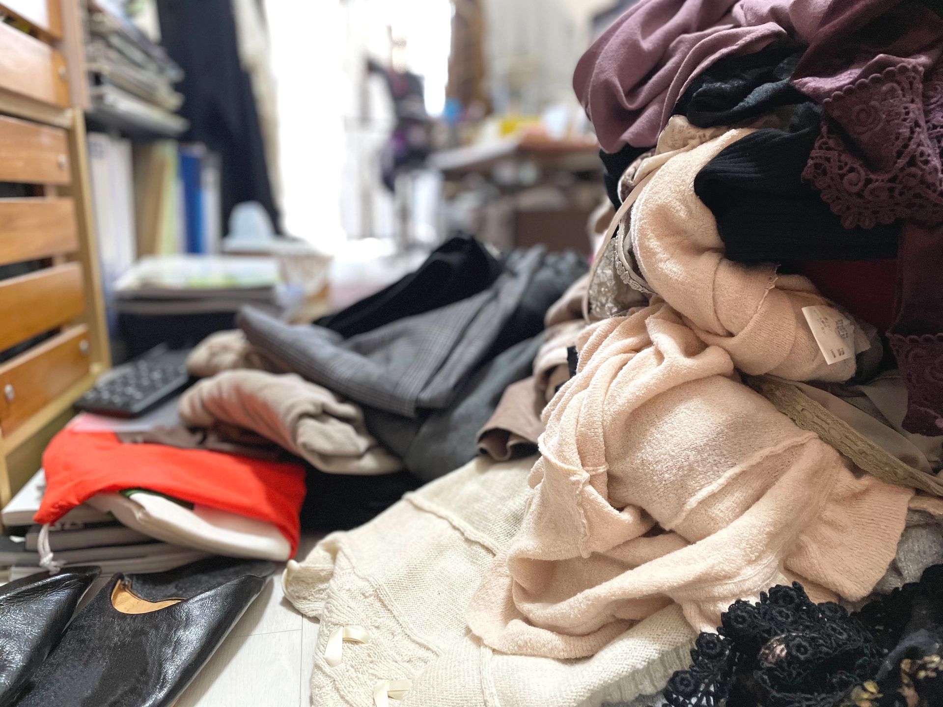 Pile d'affaires qui menace de s'effondrer