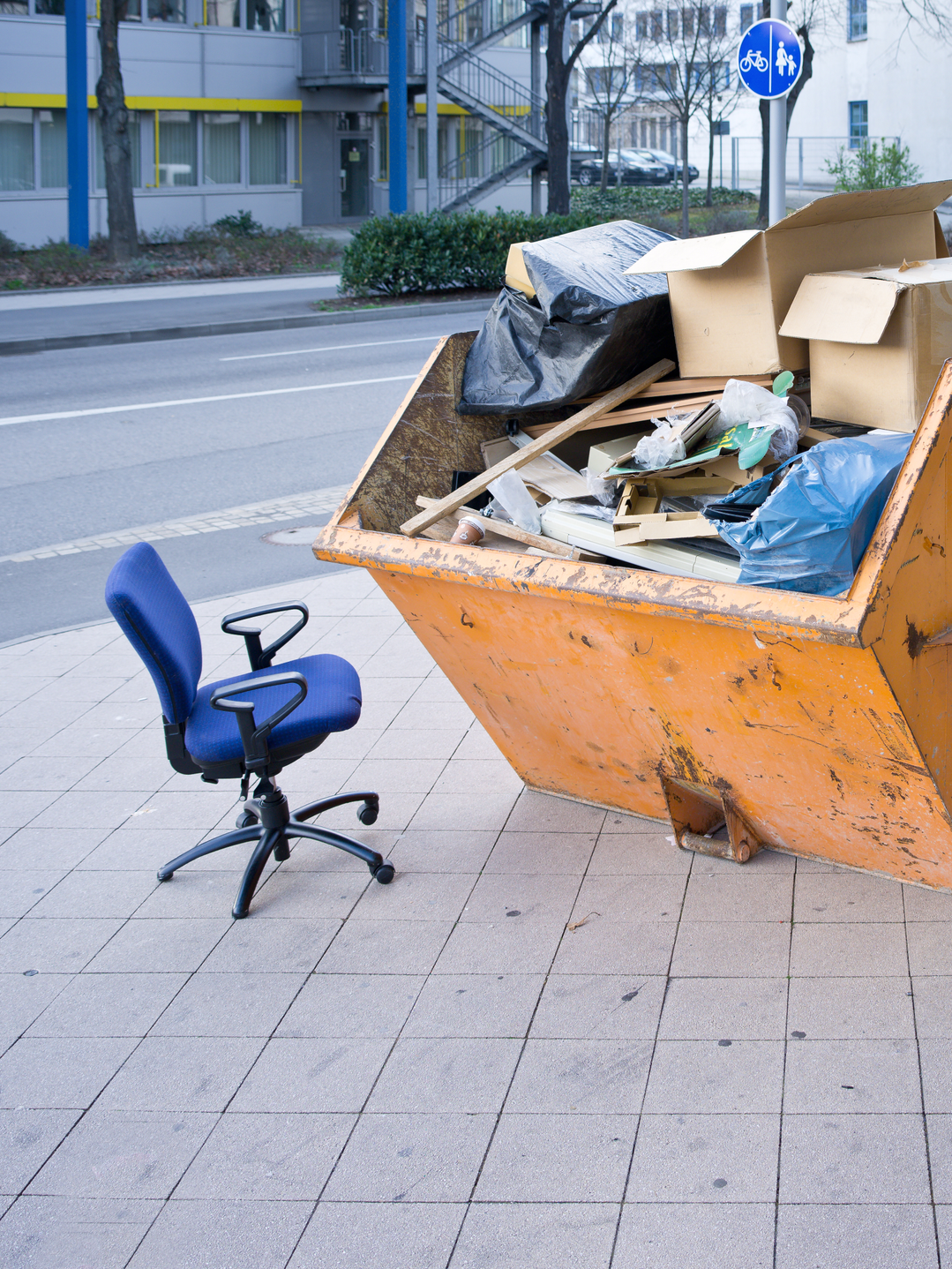 Bennes avec des déchets et du mobilier de bureau