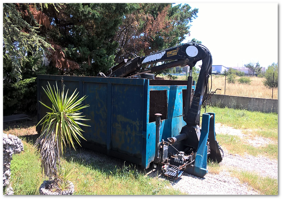 Benne de recyclage avec un bras mécanique