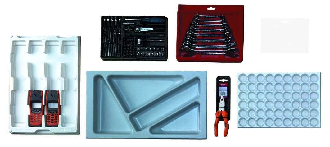 Un montón de bandejas de plástico con herramientas dentro.