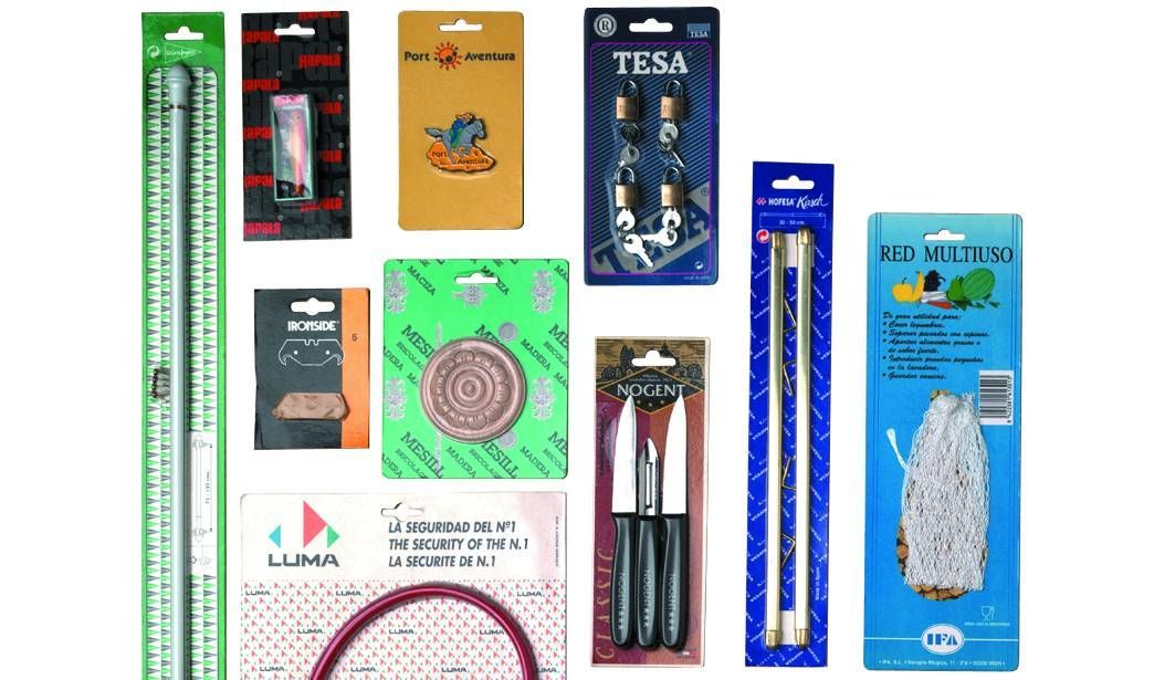 Un montón de diferentes tipos de herramientas están sobre una mesa.