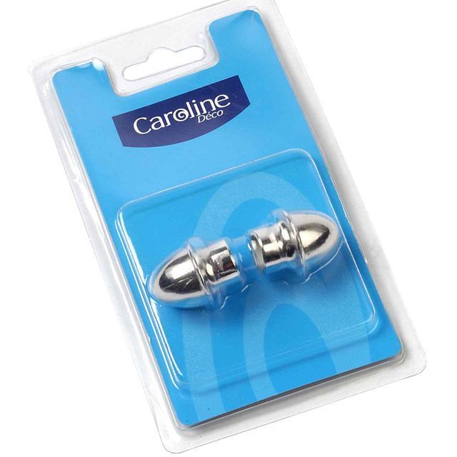 Un par de aretes en un paquete que dice caroline