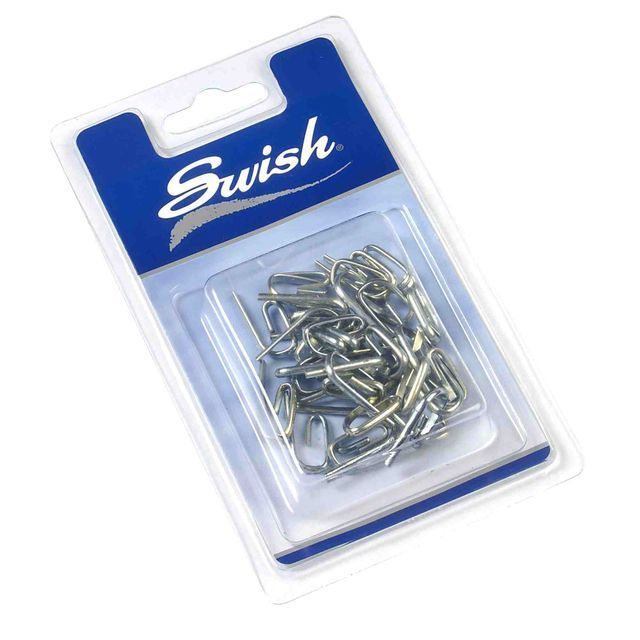 Un paquete de ganchos de pesca en un recipiente de plástico transparente