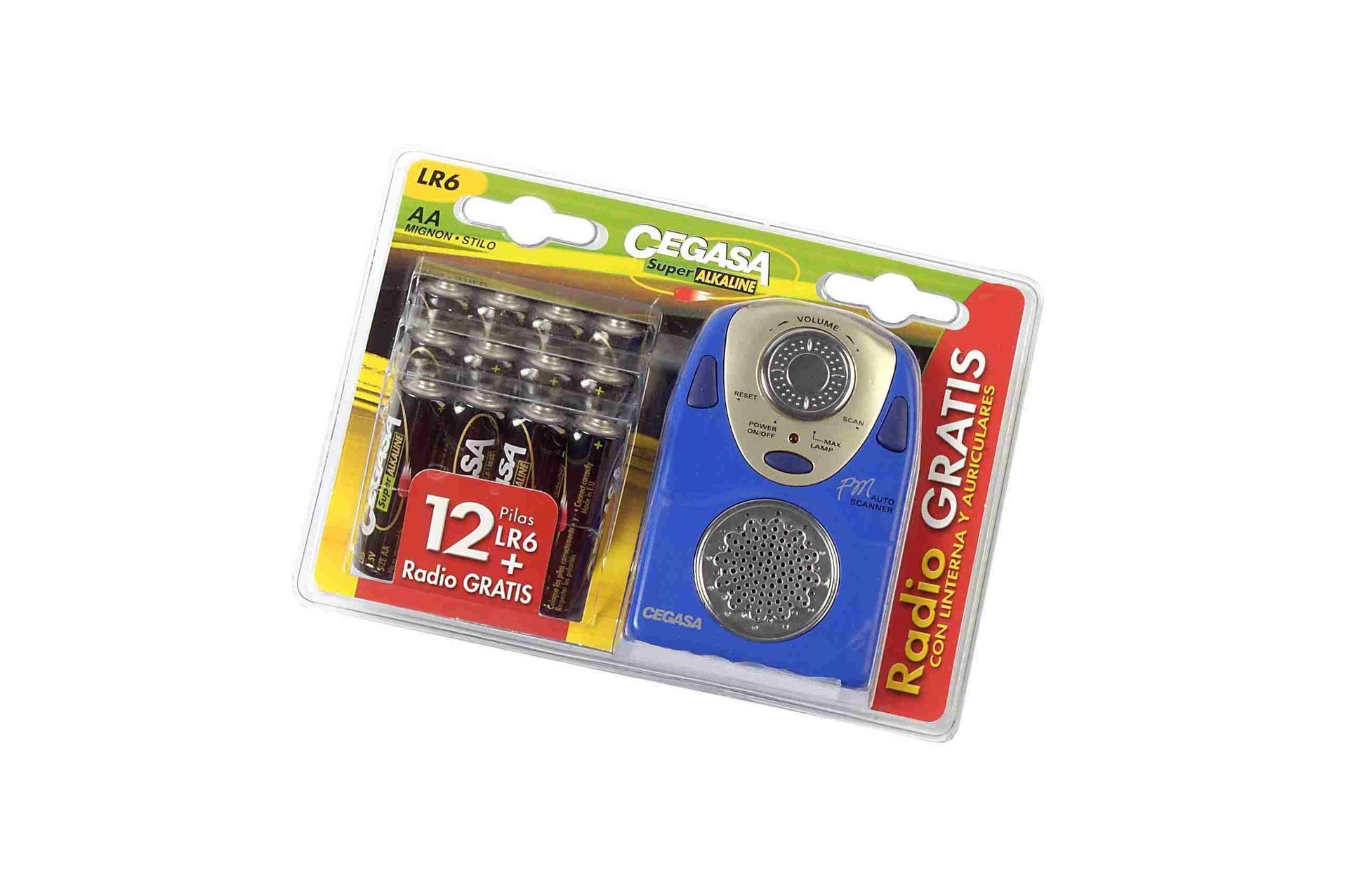 Un paquete de pilas AA y una radio en un paquete.