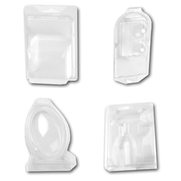 Cuatro tipos diferentes de recipientes de plástico transparente sobre un fondo blanco.