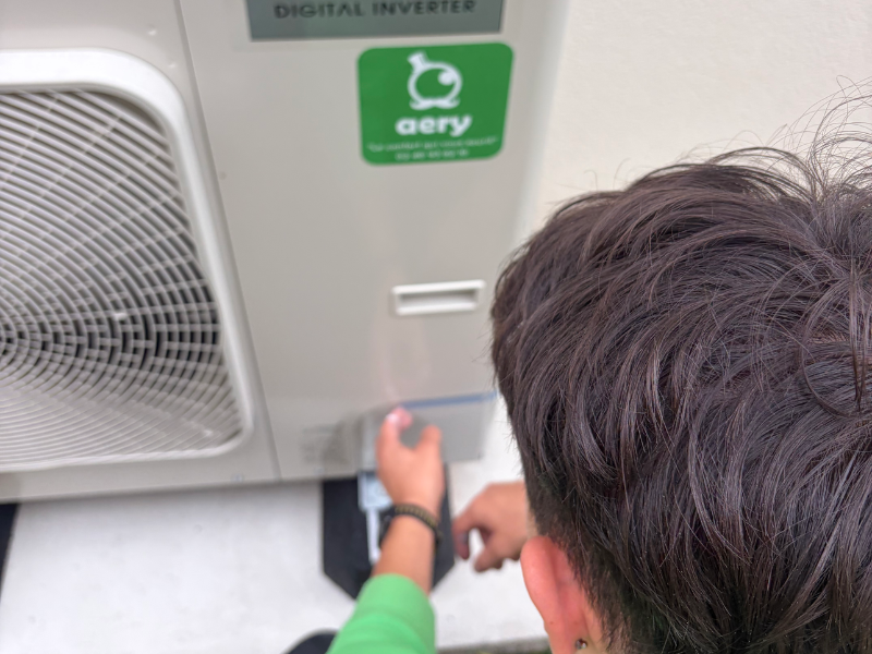 Technicien AERY réalisant l'entretien d'une pompe à chaleur à Nantes