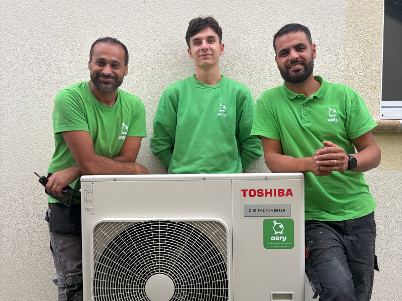 L'équipe AERY, chauffagiste à Nantes, devant une pompe à chaleur Toshiba