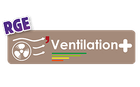 Logo pour « Ventilation+ » représentant un symbole de ventilateur, des barres vertes/jaunes et les lettres « RGE ».