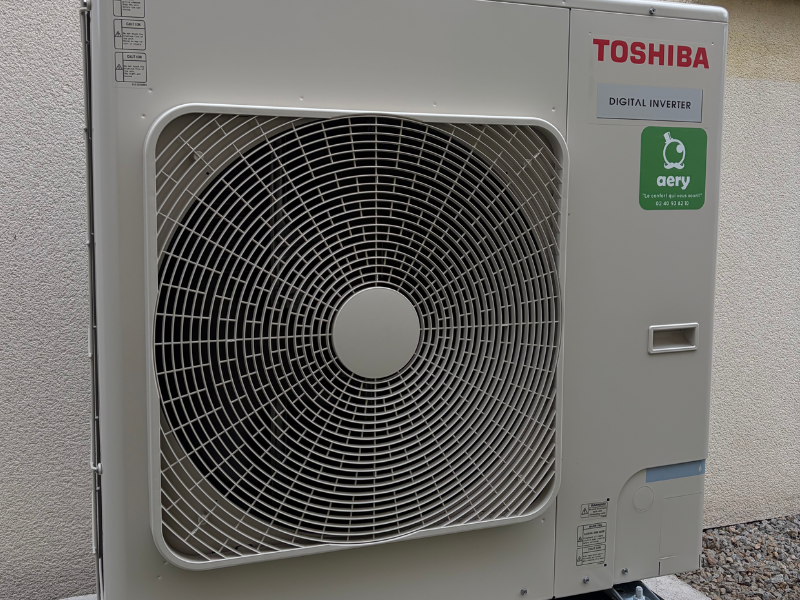 Pompe à chaleur Toshiba installée par AERY, chauffagiste à Nantes
