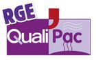 Logo RGE QualiPac : carrés violets et lilas clair avec texte. « RGE » et « QualiPac » apparaissent en blanc.