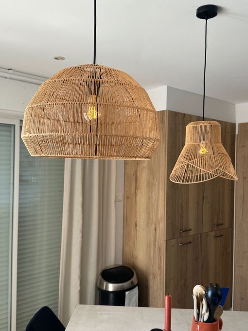 Deux suspensions lumineuses tressées ornent une cuisine moderne.