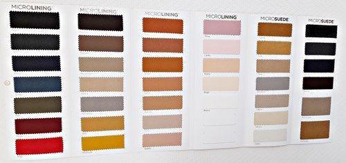 Ein Haufen Stoffmuster in verschiedenen Farben auf einer weißen Oberfläche.