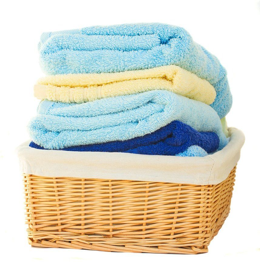 Panière à linge remplie de serviettes