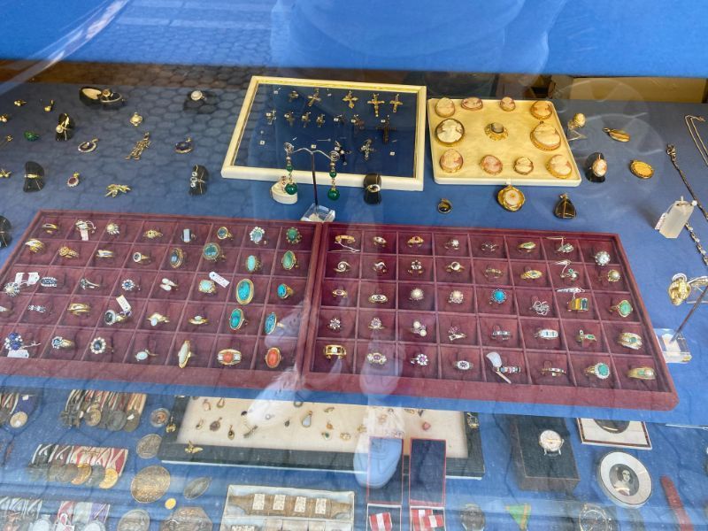 Antiquitätenladen Domizil Rares für Bares von außen