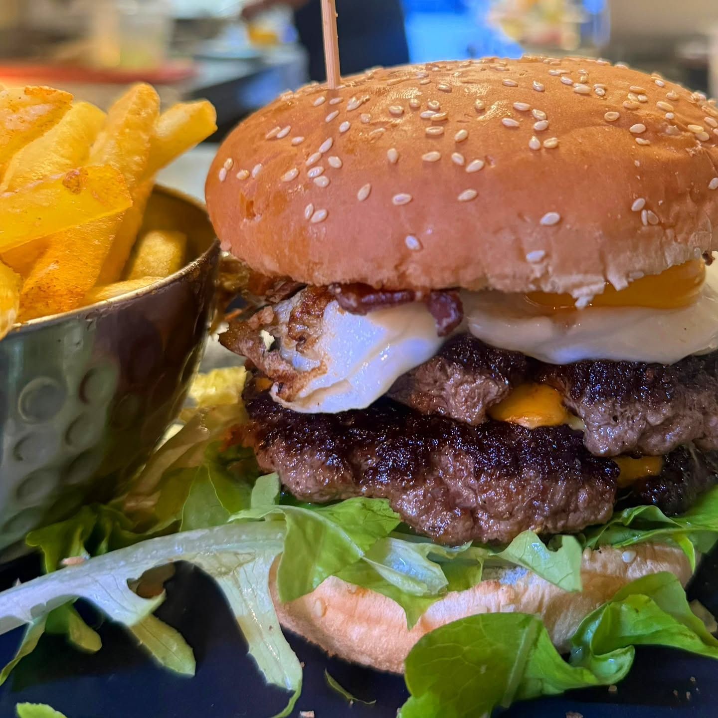 Hamburger con contorno di patatine fritte